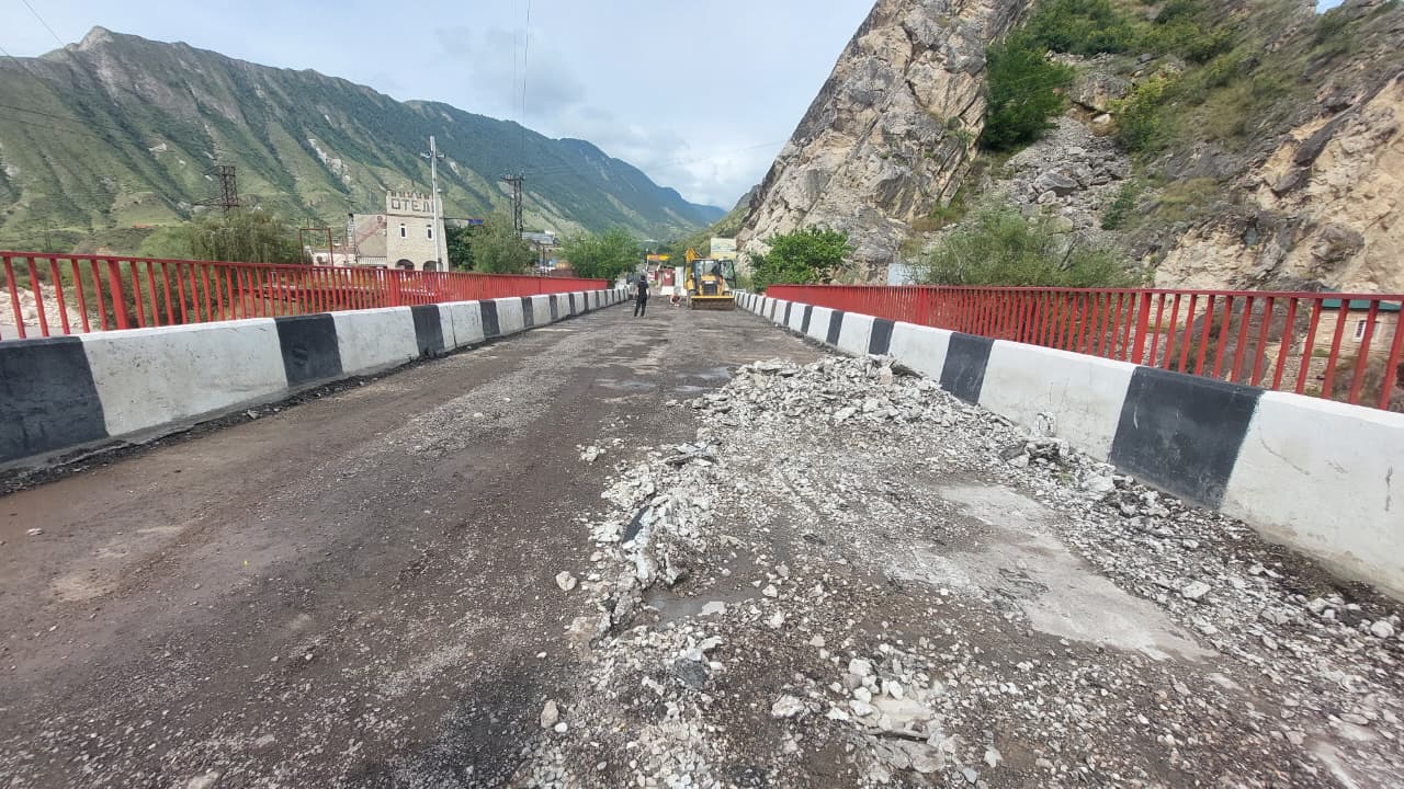 В рамках восстановления Красного моста идёт устройство пешеходной переправы